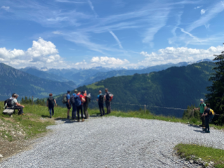ARGE Schutzwaldtagung SGFV 2024 Exkursion Schutzwald Valens Andreas Eggenberger Aussichtspunkt Tristeli.jpg